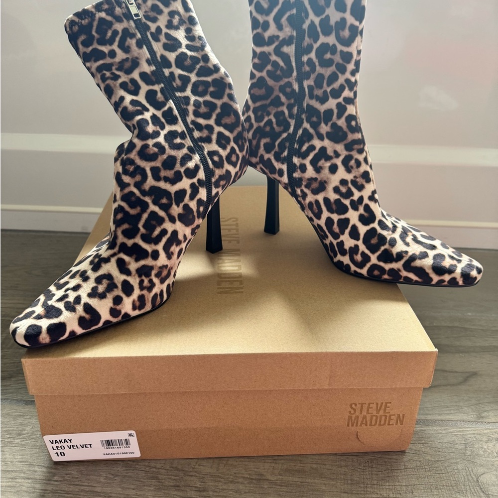 Steve Madden Vakay Leo Velvet Booties